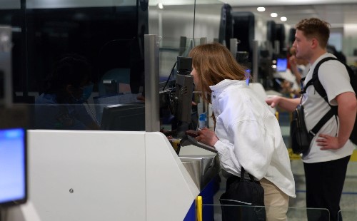 Hangzhou airport adds routes, lifts traffic in summer surge