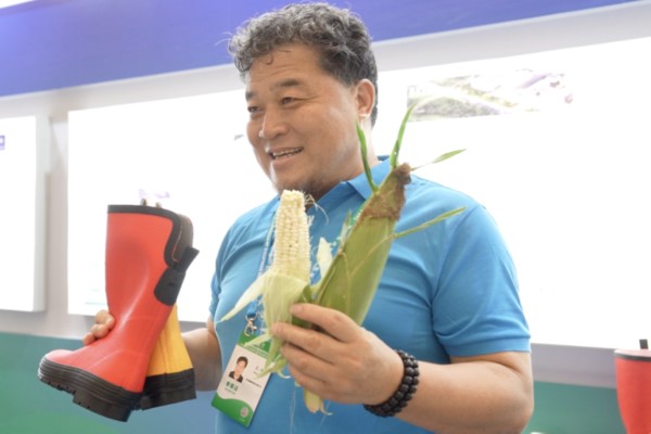 Corncob rain boots debut at 5th World Congress of Biosphere Reserves in Hangzhou