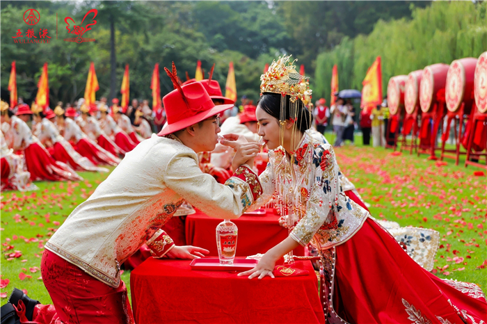 100 couples from home and abroad tie the knot in Hangzhou