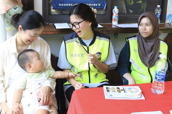 Foreign volunteers light up West Lake during National Day holiday