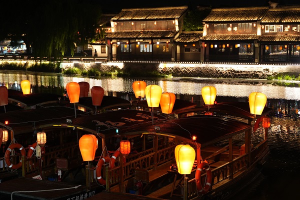 Night tour of Tangqi ancient town in Hangzhou