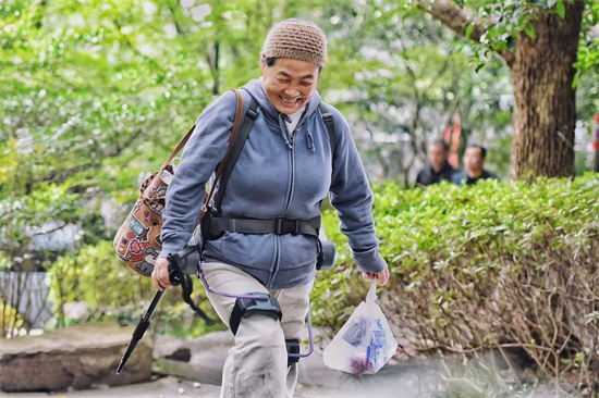Hangzhou launches first shared exoskeleton service for easier autumn hikes