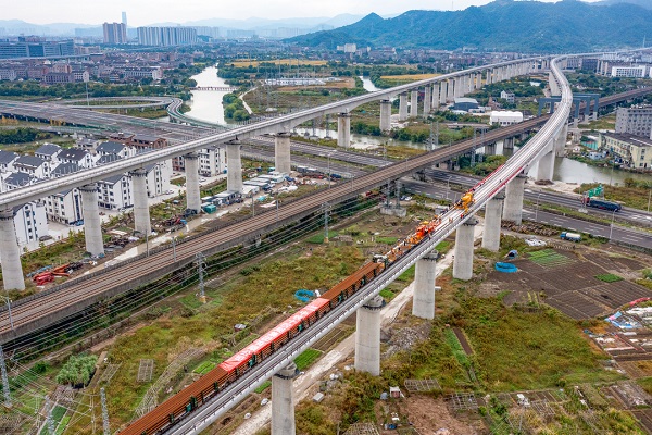 Track laying of Wenling-Yuhuan section of Hangzhou-Taizhou high-speed railway kicks off