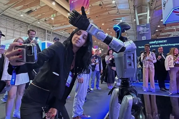 Chinese humanoid robots steal show at Portugal's global Web Summit