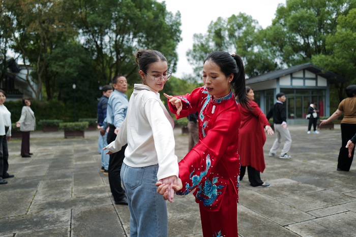 Central Asian students practice baduanjin in Hangzhou