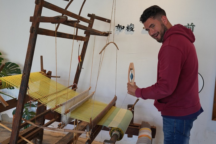 International visitors experience shuttle weaving at Hangzhou's Shuttle museum