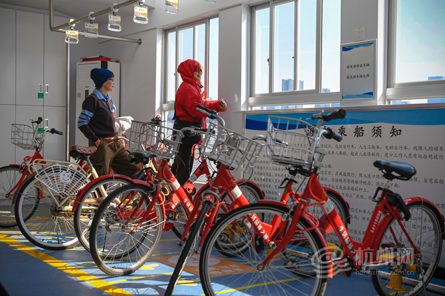 Hangzhou launches free cross-river ferry, drawing crowds on first day