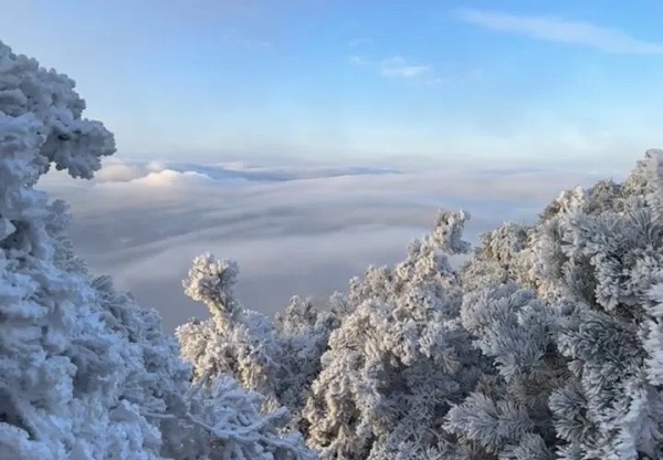Taizijian Peak turns into a frost wonderland overnight