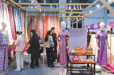 China's cross-border e-commerce sector fuels foreign trade growth