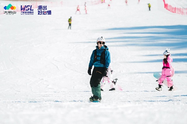 Hangzhou's Daming Mountain scenic area sees snowfall