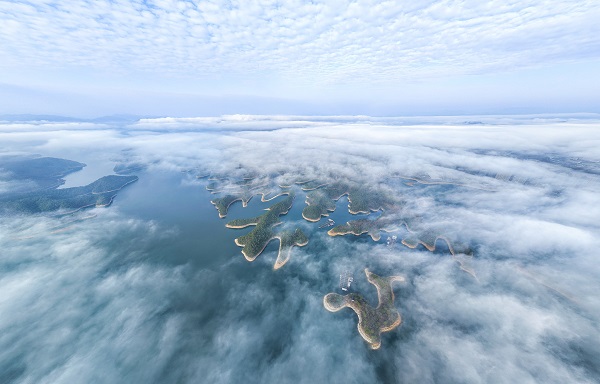 Hangzhou Qiandao-Lago estas kiel felando en nubaro