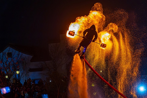 Ein spektakuläres Schauspiel aus Wasser und Feuer in Hangzhou