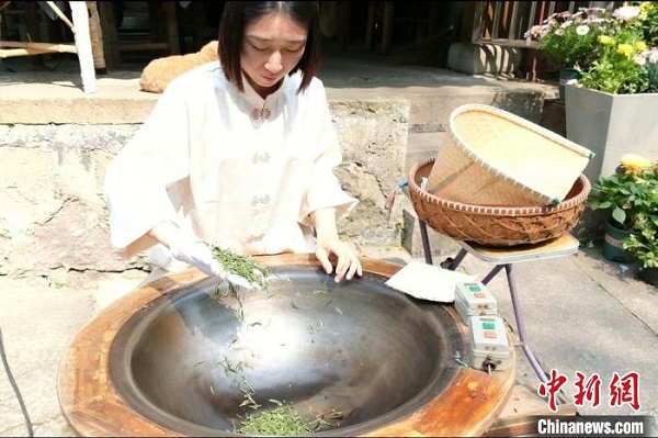 Vererbung der Westsee-Longjing-Tee-Röstkunst in Hangzhou