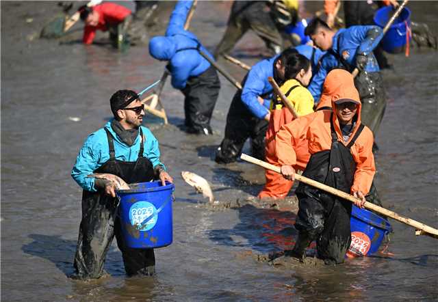 Intl students enjoy Gantang Festival at Xixi wetlands