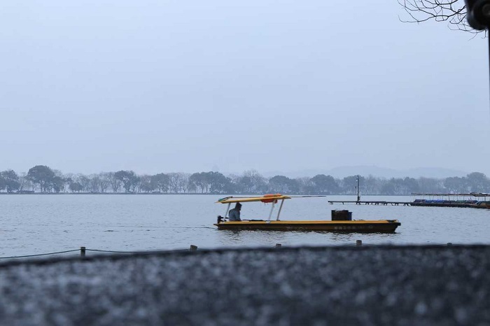 Hangzhou residents enjoy rare snowfall