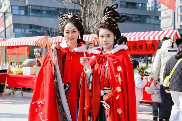 Fair featuring intangible cultural heritage, Chinese New Year goods kicks off in Hangzhou