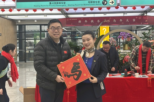 Hangzhou airport launches smooth transfer service for returning overseas Chinese