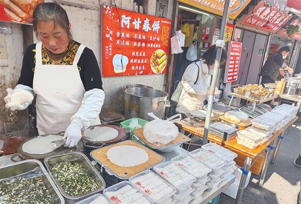 A narrow alley, a Hangzhou icon