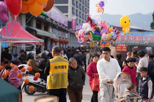 New year's shopping festival kicks off in Jiande
