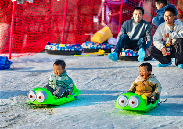 Revamped industrial relics hosts ice and snow carnival in Hangzhou