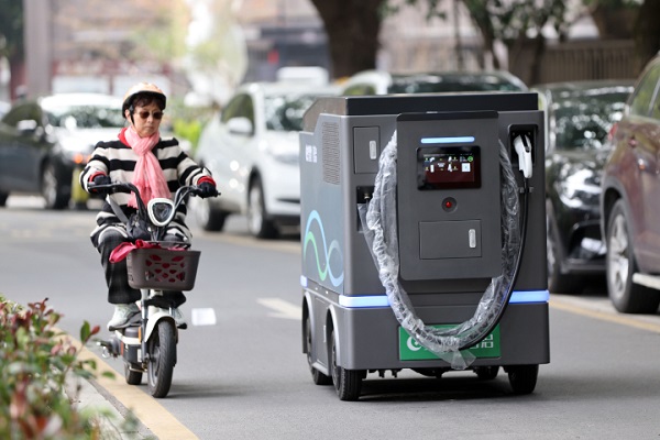 Mobile charging robot