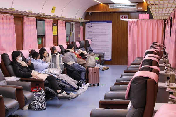 The train that never departs, keeping travelers warm in Hangzhou