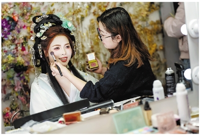 Hanfu photo shoots draw crowds to West Lake office tower