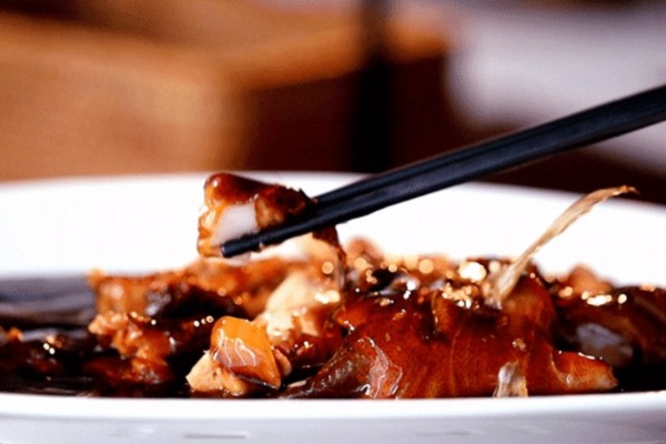 West Lake Vinegar Fish becomes Spring Festival favorite in Hangzhou