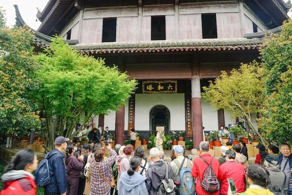 Qingming holiday and spring break drive Hangzhou tourism boom