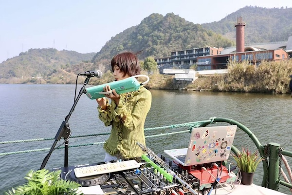 Electronic music livestream on Xin'an River puts Jiande's landscapes on global stage