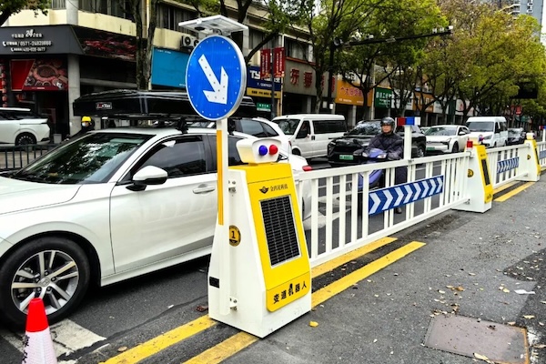 Hangzhou deploys smart tidal lane robot to ease school-area congestion