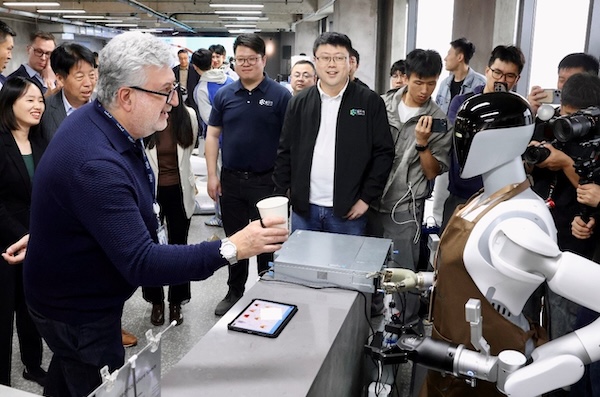 Robot-run cafe in Hangzhou draws interest from Intel
