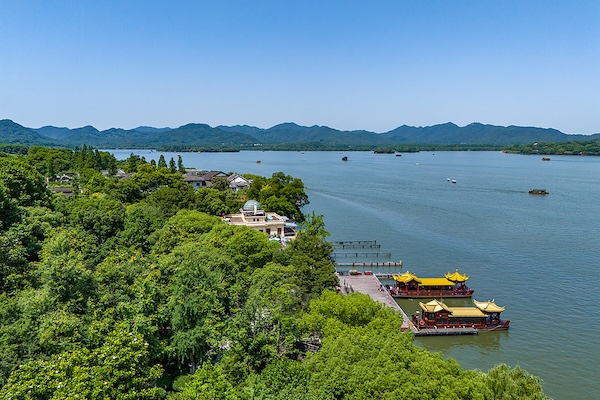 Officials defend routine pond-clearing at Hangzhou's West Lake