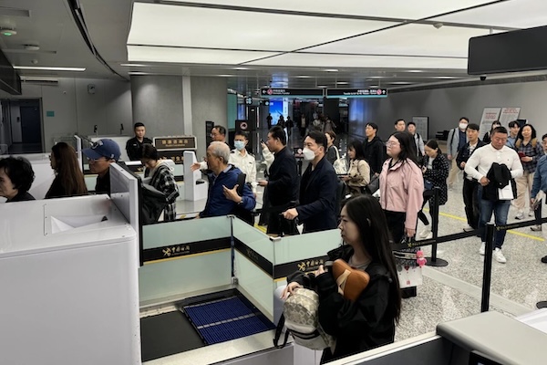 Nearly 70,000 travelers pass through Hangzhou airport during May Day holiday