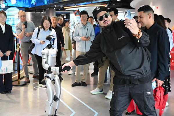 Overseas media explore Hangzhou's culture, tech and tourist-friendly services