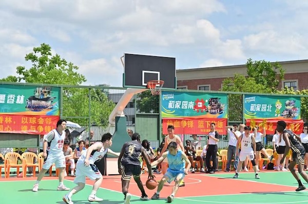 Intl students join Hangzhou's village basketball league