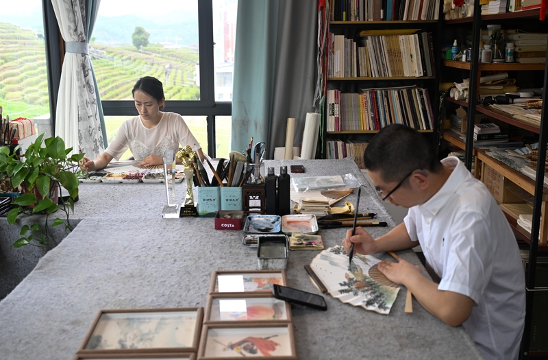 Deaf siblings in Hangzhou paint an inspiring life through art