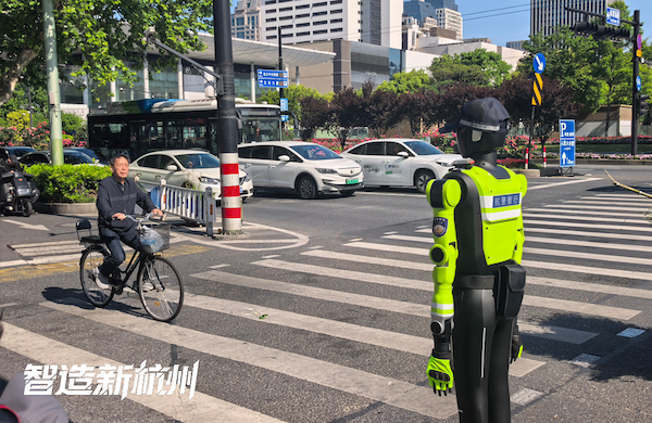 Robot traffic police deployed in Hangzhou