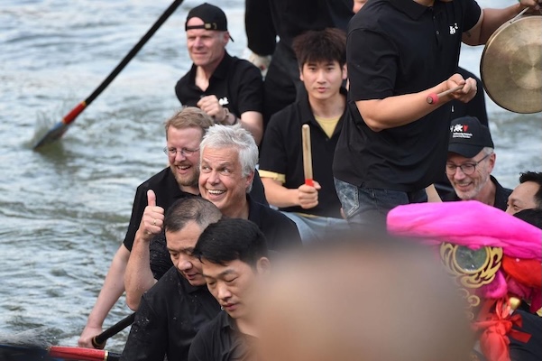 German delegation tries dragon boat racing in Hangzhou