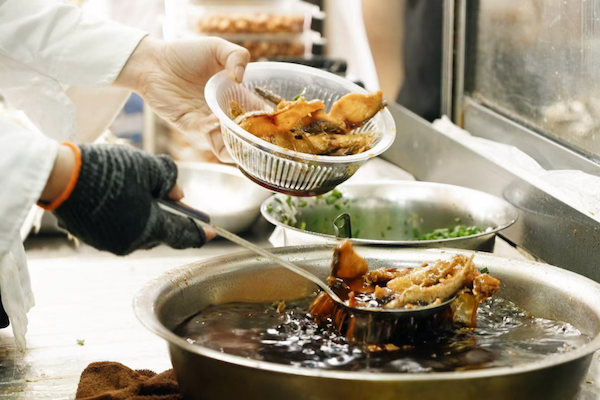 Crispy fish stall keeps Hangzhou's old neighborhood spirit alive