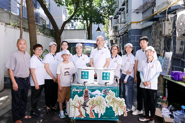 Hangzhou's iconic free herbal tea stall opens for summer