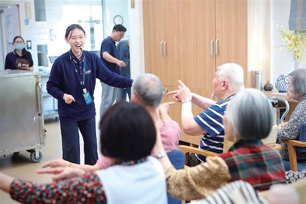 A 22-year-old caregiver wins Hangzhou nursing skills competition