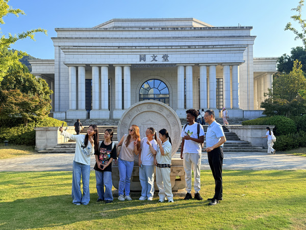 1792129233507079906.jpg 浙江外国语学院中外青年师生在同文堂前合影_副本.jpg