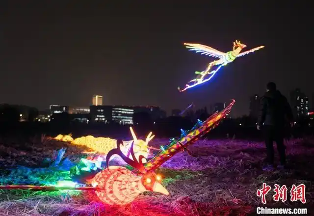 Traditional Chinese-themed model aircraft in high demand in east China