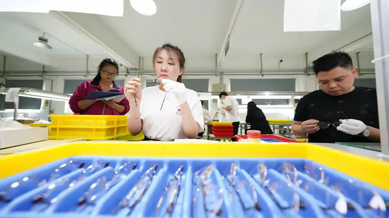 'Hometown of glasses' eyes smart transition
