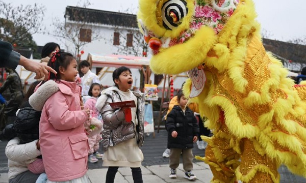 Hangzhou to hand out cash to encourage families have more kids, $2,907 for a family with three children
