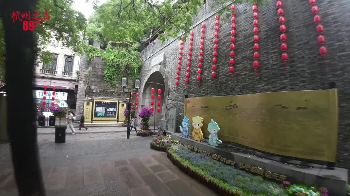 Strolling along Dajing Alley