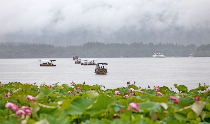 Picturesque West Lake soaked in rain