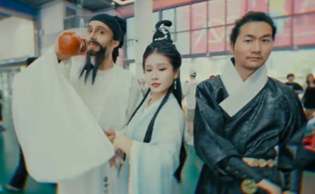 Canadian teacher cosplays Tang Dynasty poet Li Bai 