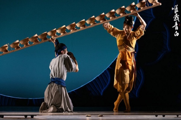 Tribute to porcelain dances onto stage